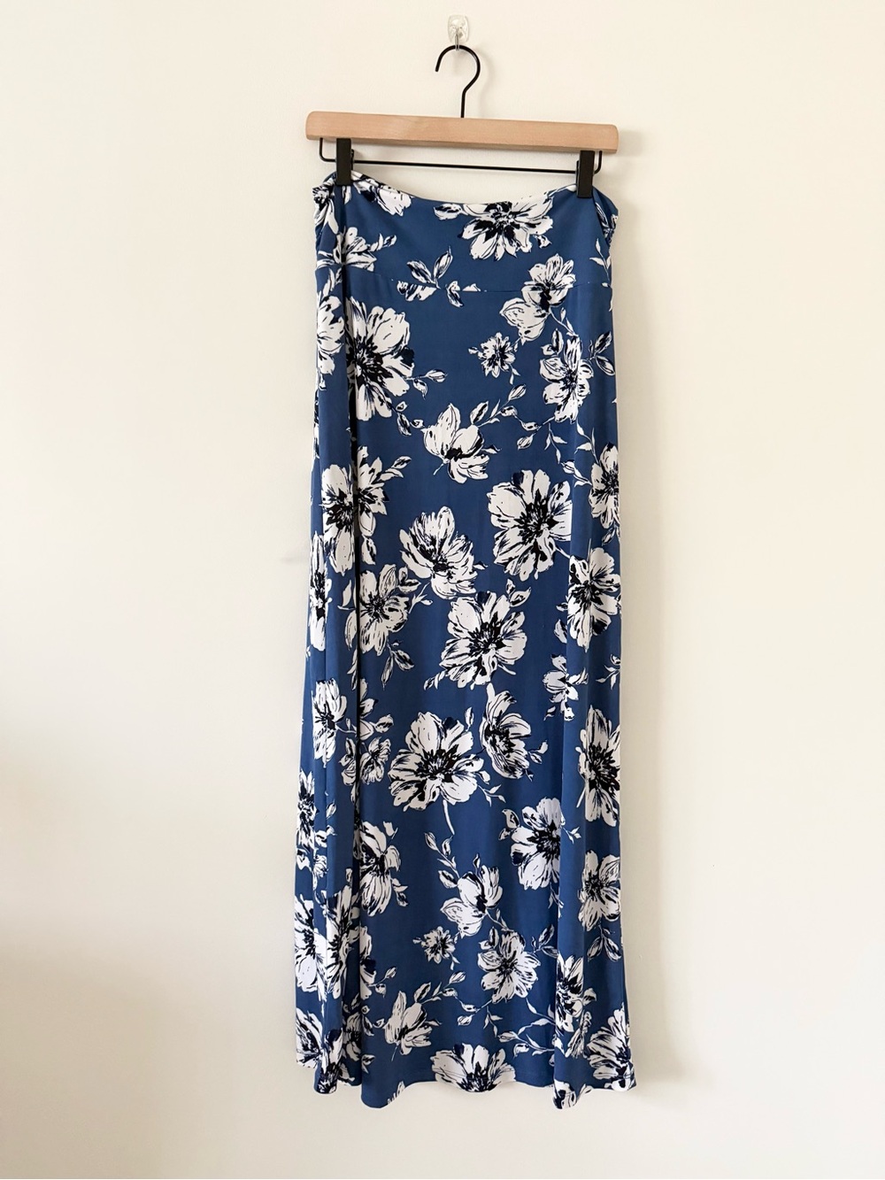 Kaileigh "Delina" Floral Knit Maxi Skirt in Blue Floral Size L